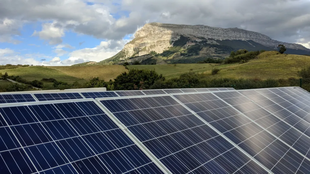 Instalación fotovoltaica renovable, al fondo el monte Beriain
